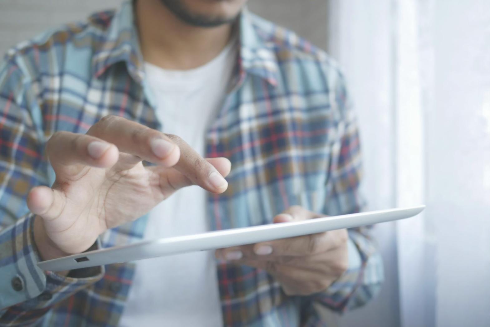 Teamarbeit an modernem Arbeitsplatz mit digitalen Tools