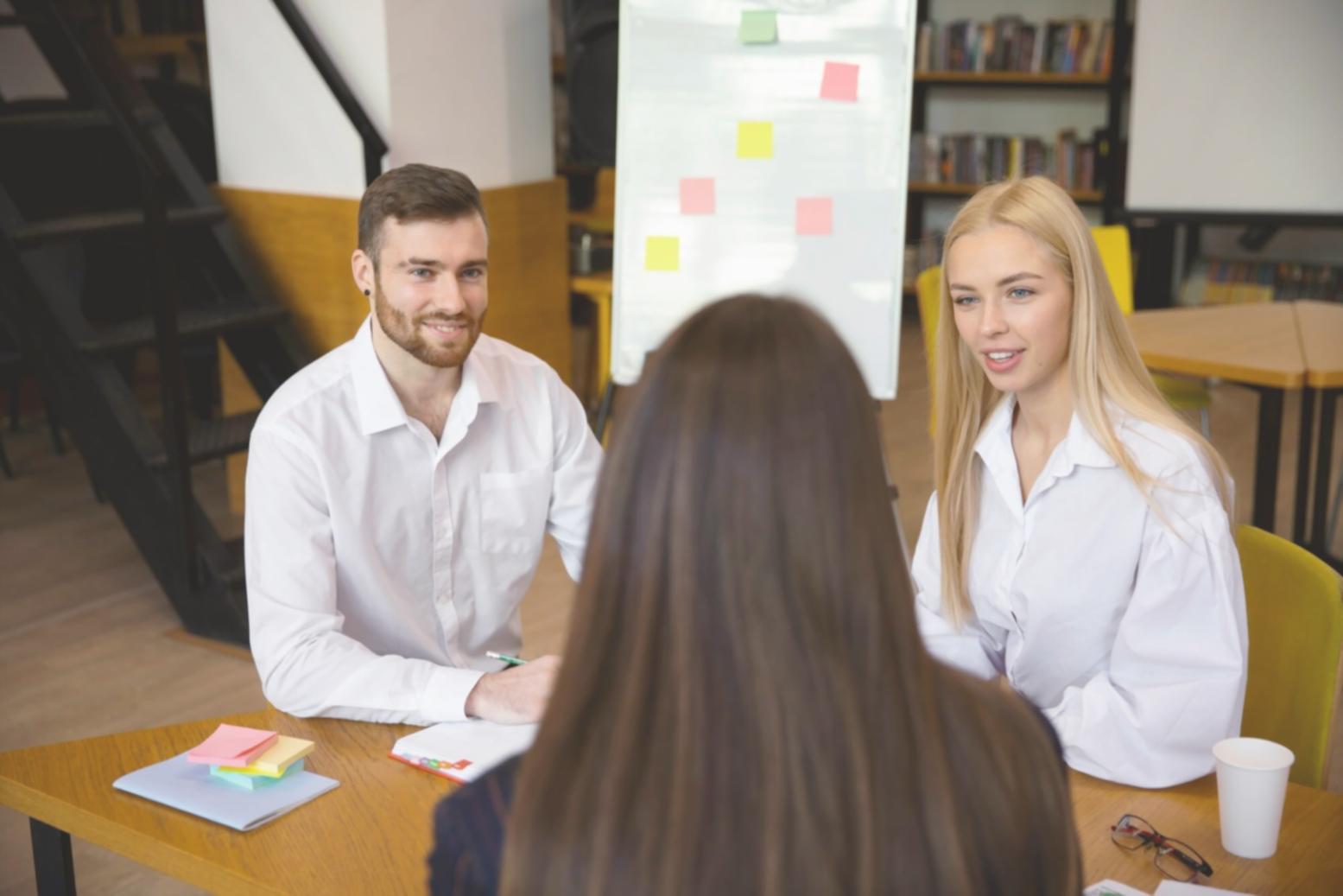 Kreative Arbeitsumgebung mit Finanzunterlagen