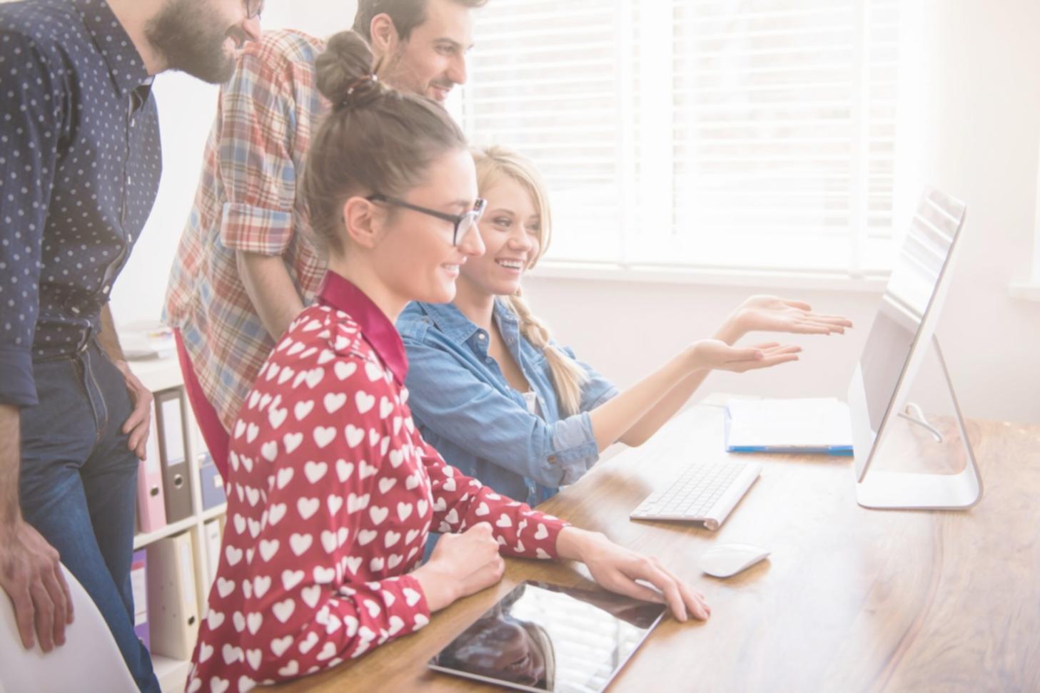 Workshopraum mit Teilnehmenden beim gemeinsamen Lernen von Finanzthemen